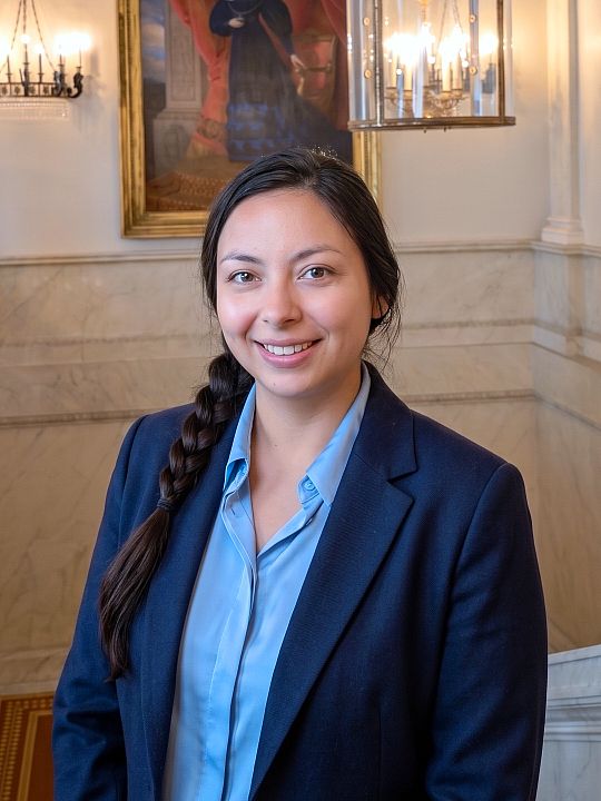 Josephine Belloni, online marketeer, portret in een museumtrappenhuis